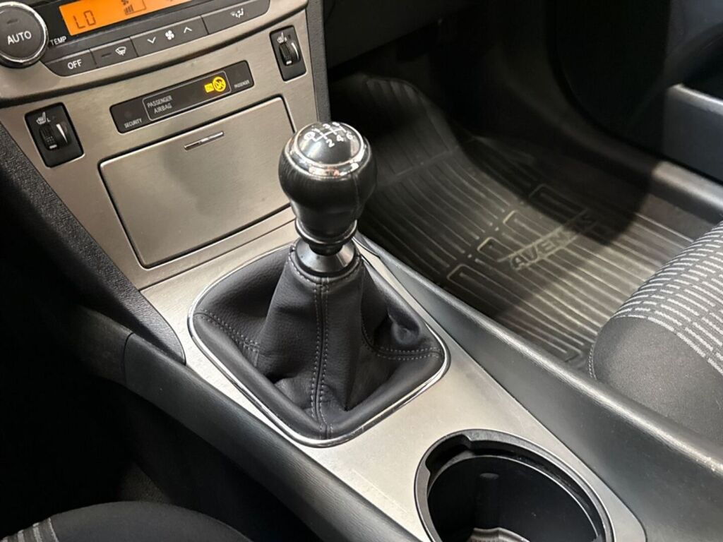 Toyota Avensis 2011 Hopea
