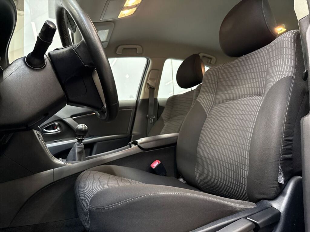 Toyota Avensis 2011 Hopea