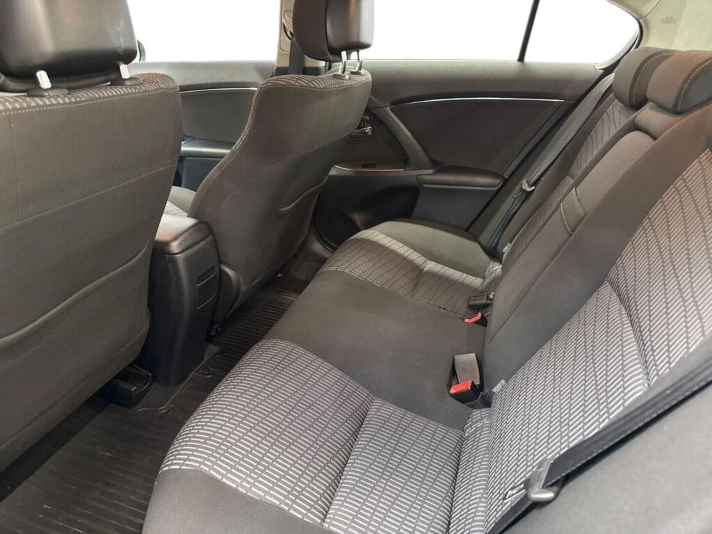 Toyota Avensis 2011 Hopea