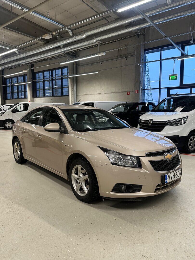 Chevrolet Cruze 2011 Ruskea (beige)