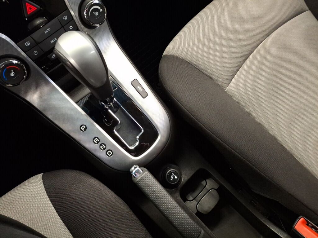 Chevrolet Cruze 2011 Ruskea (beige)