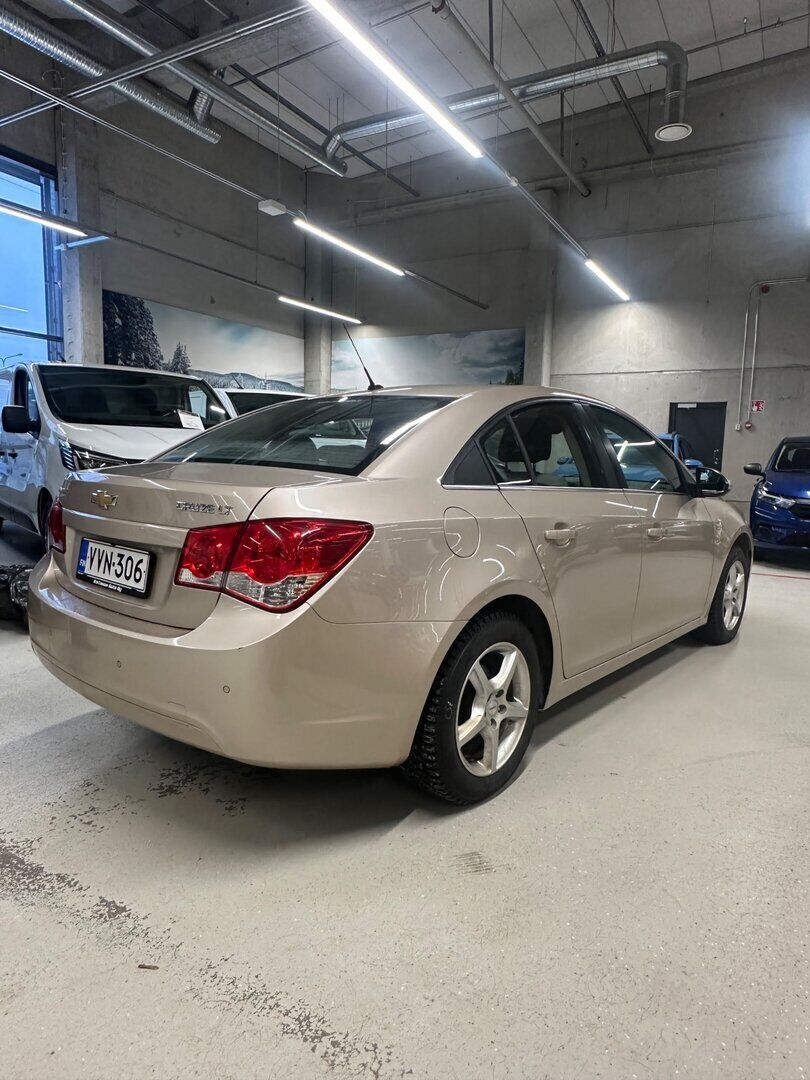 Chevrolet Cruze 2011 Ruskea (beige)
