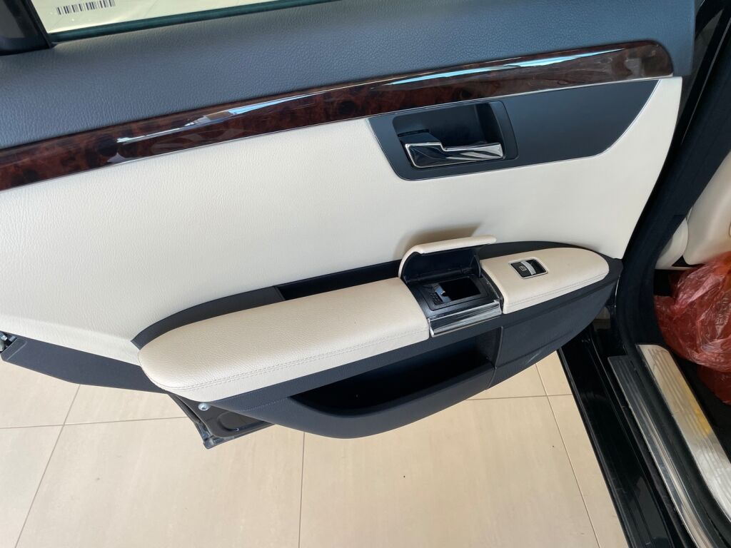 Mercedes-Benz S 2011 Metallinhohto musta (Obsidian Black)