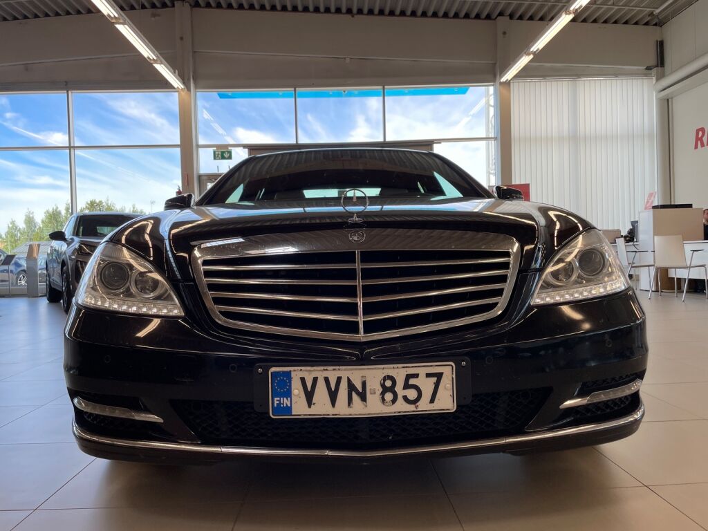 Mercedes-Benz S 2011 Metallinhohto musta (Obsidian Black)