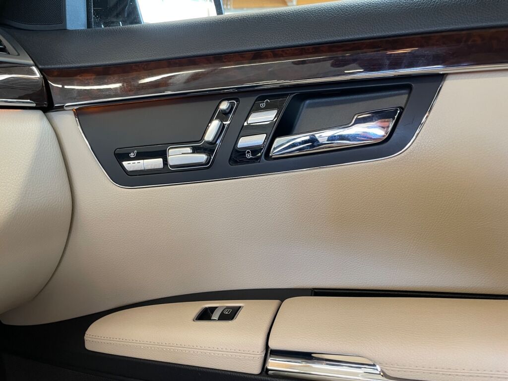 Mercedes-Benz S 2011 Metallinhohto musta (Obsidian Black)