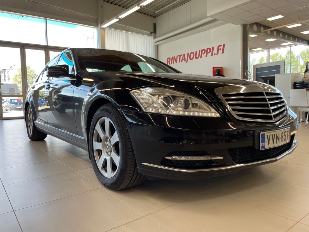 Mercedes-Benz S 2011 Metallinhohto musta (Obsidian Black)