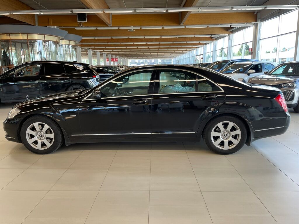 Mercedes-Benz S 2011 Metallinhohto musta (Obsidian Black)