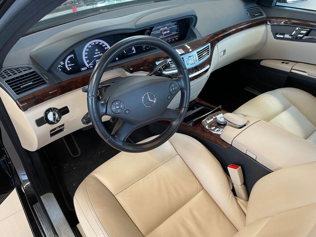Mercedes-Benz S 2011 Metallinhohto musta (Obsidian Black)