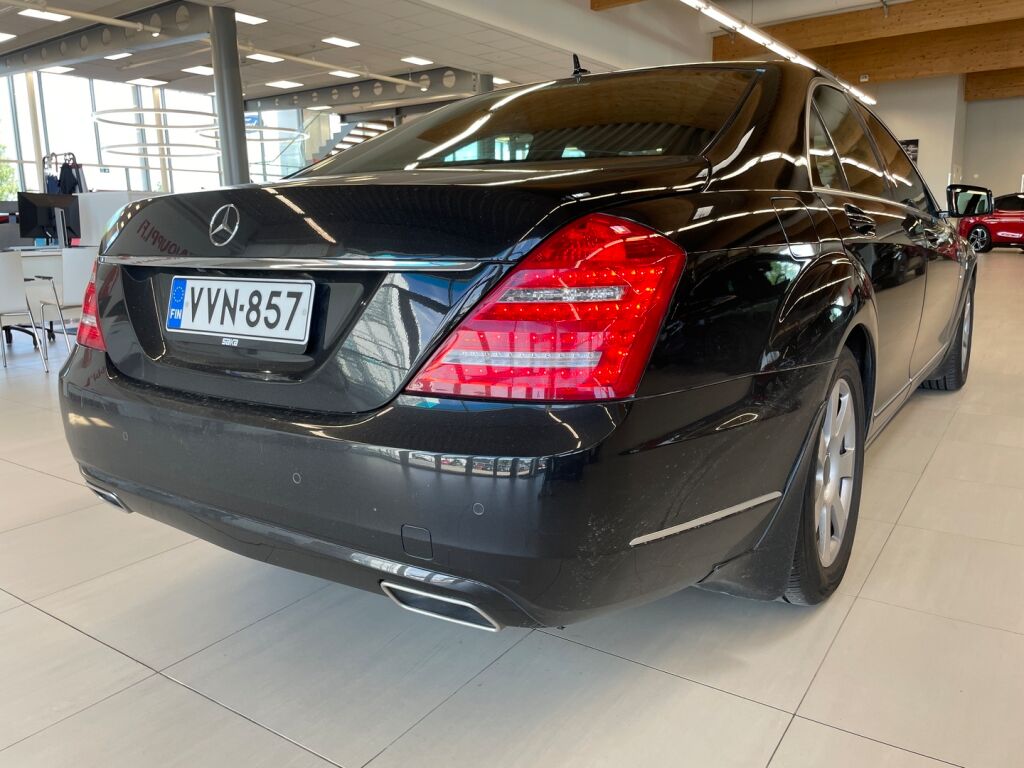 Mercedes-Benz S 2011 Metallinhohto musta (Obsidian Black)