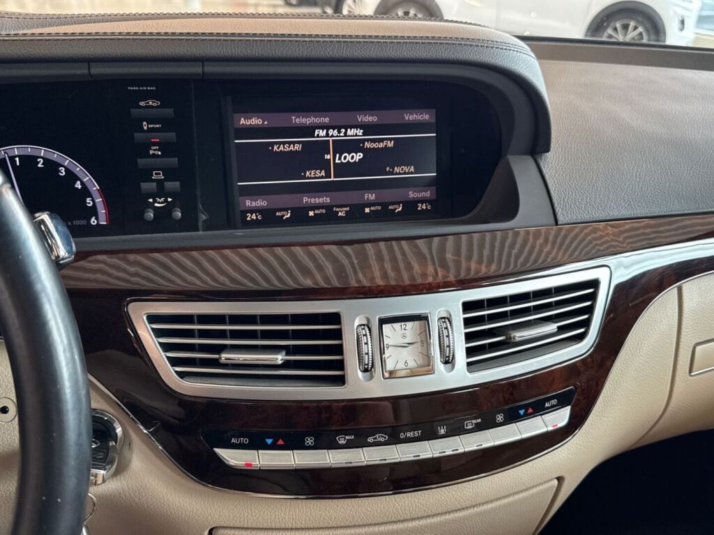 Mercedes-Benz S 2011 Metallinhohto musta (Obsidian Black)