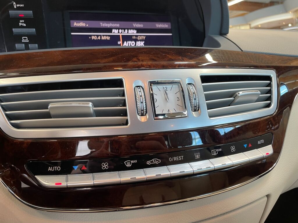 Mercedes-Benz S 2011 Metallinhohto musta (Obsidian Black)