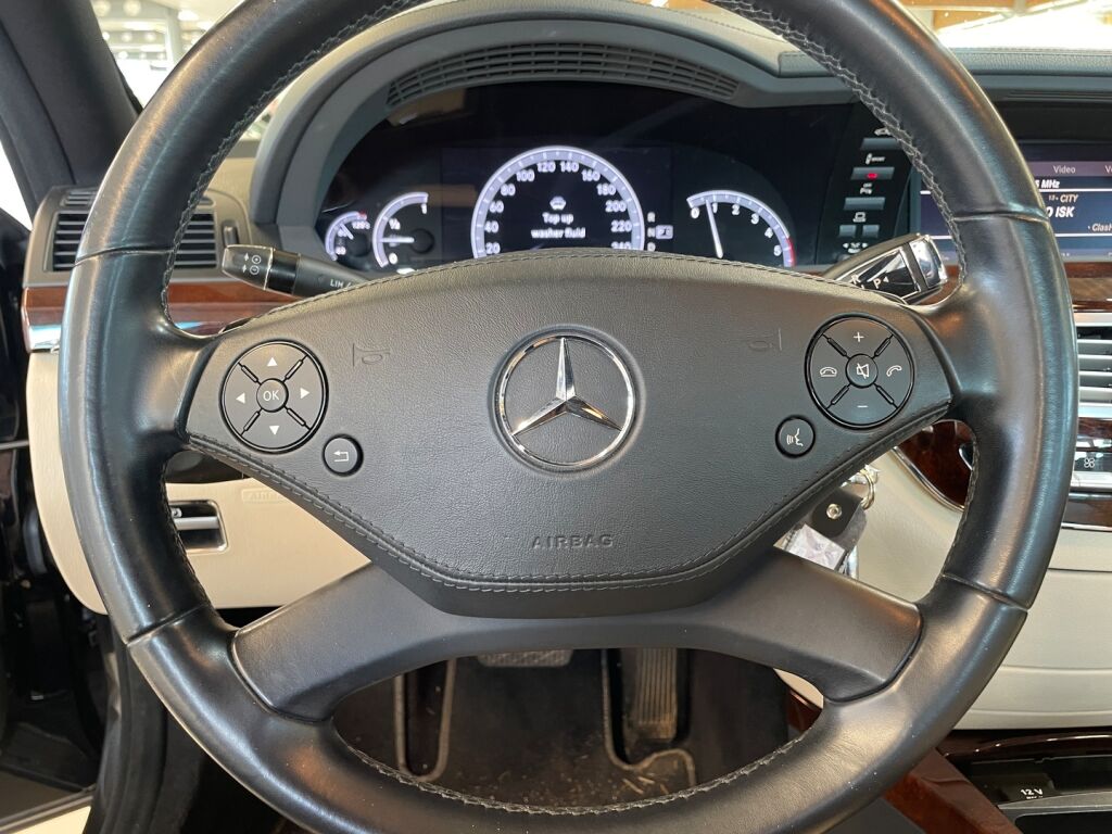Mercedes-Benz S 2011 Metallinhohto musta (Obsidian Black)