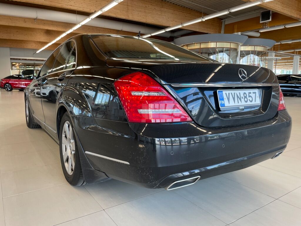 Mercedes-Benz S 2011 Metallinhohto musta (Obsidian Black)