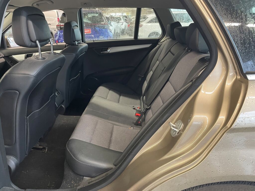 Mercedes-Benz C 2010 Ruskea (beige)