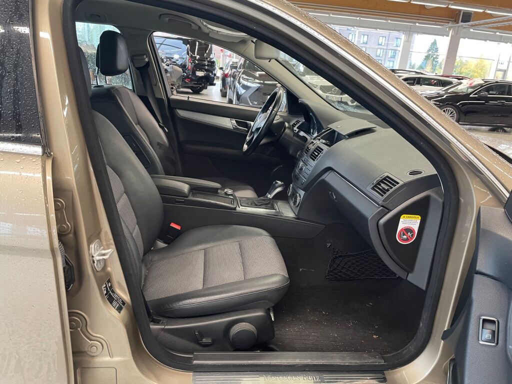 Mercedes-Benz C 2010 Ruskea (beige)