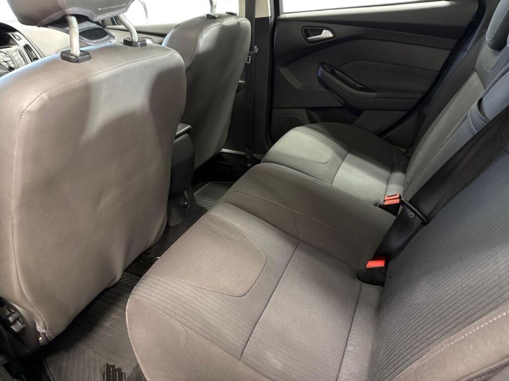 Ford Focus 2011 Musta
