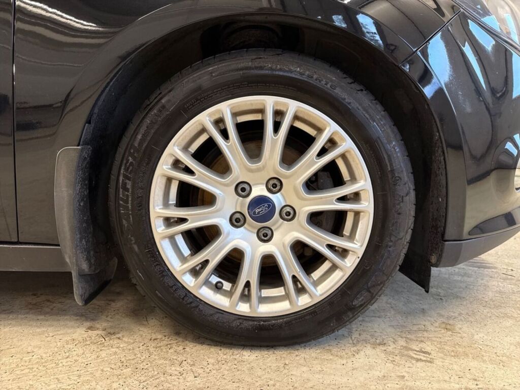 Ford Focus 2011 Musta