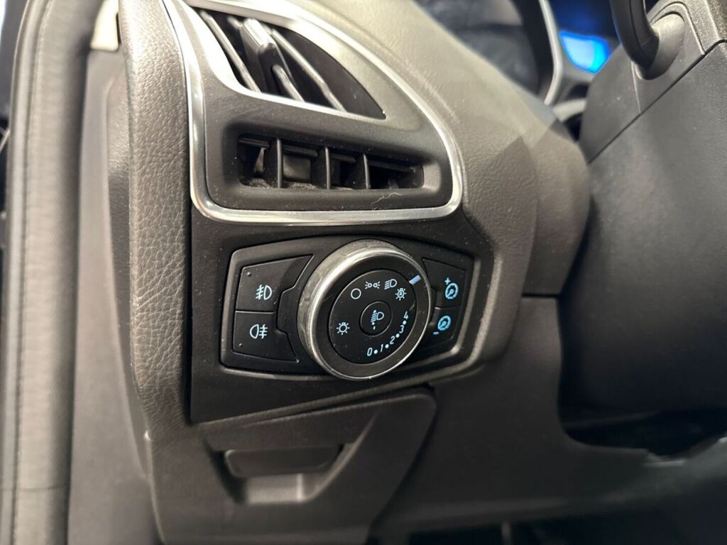 Ford Focus 2011 Musta