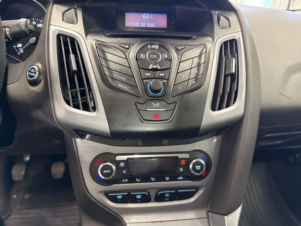 Ford Focus 2011 Musta
