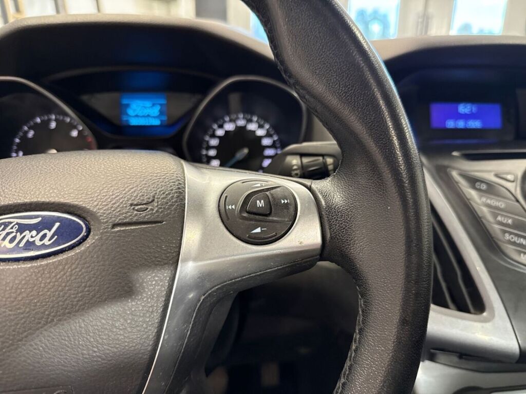 Ford Focus 2011 Musta