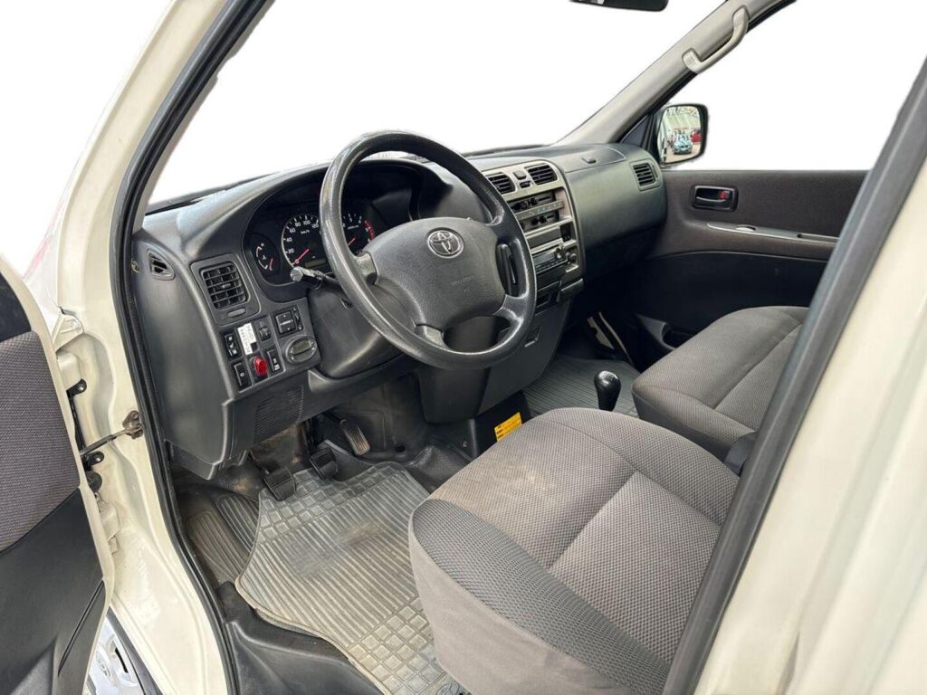 Toyota Hiace 2011 Valkoinen