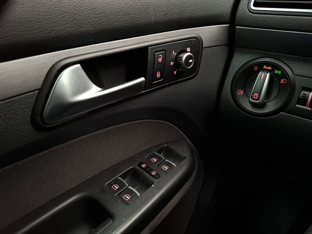 Volkswagen Touran 2012 Ruskea (beige)