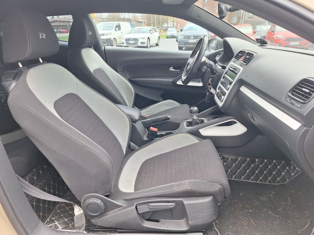 Volkswagen Scirocco 2010 Ruskea (beige)