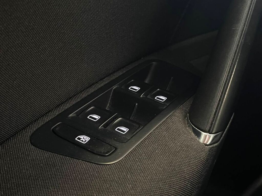 Volkswagen Golf 2013 Musta