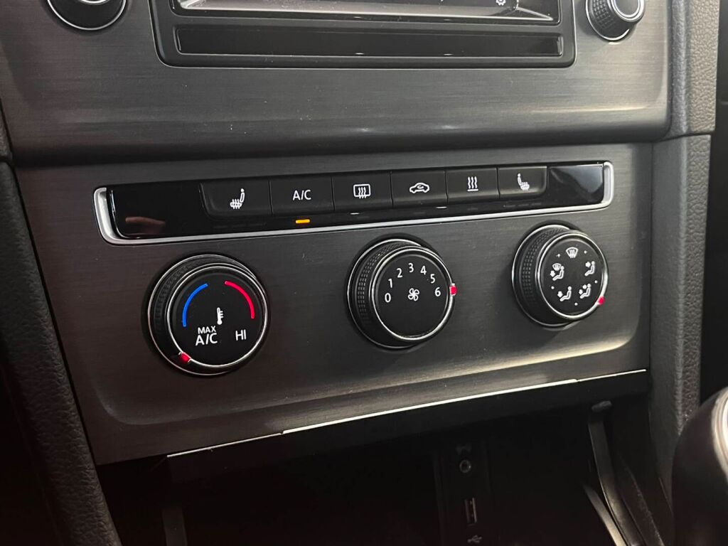 Volkswagen Golf 2013 Musta