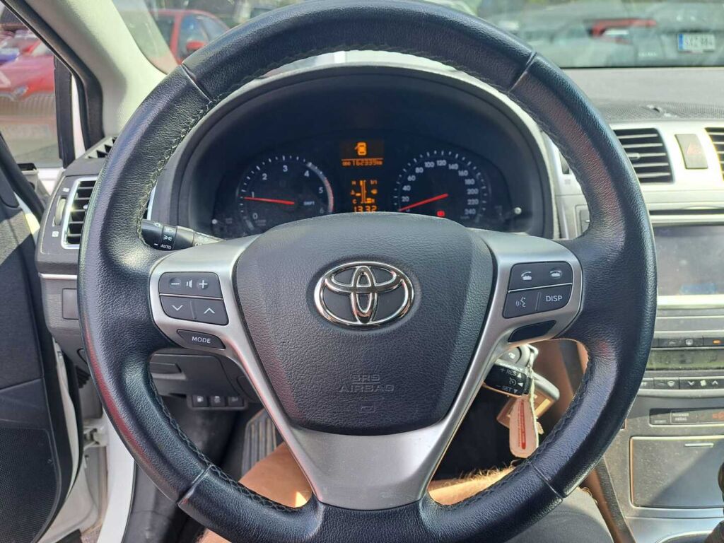 Toyota Avensis 2013 Valkoinen