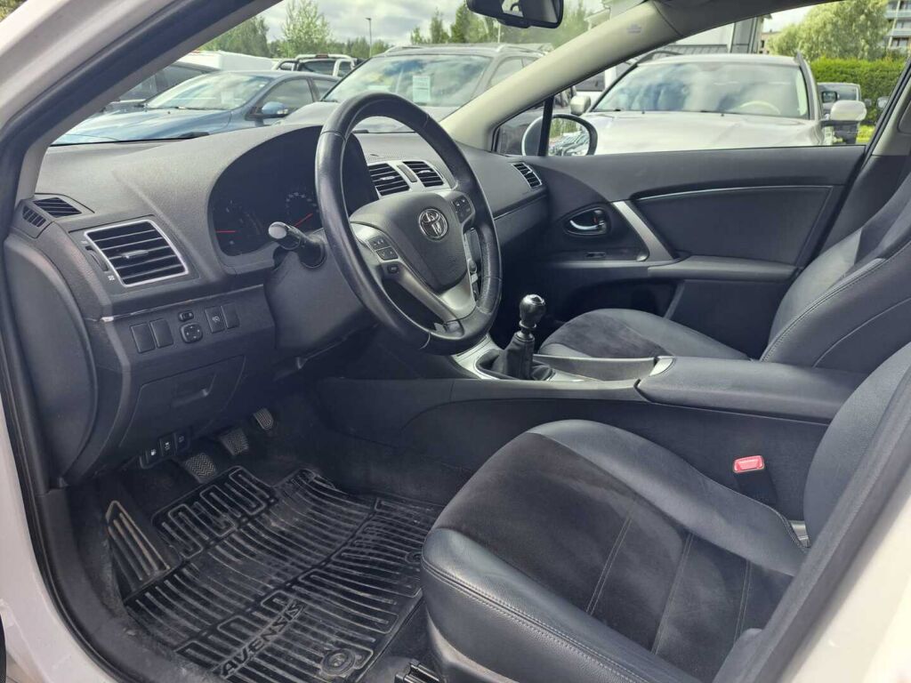 Toyota Avensis 2013 Valkoinen