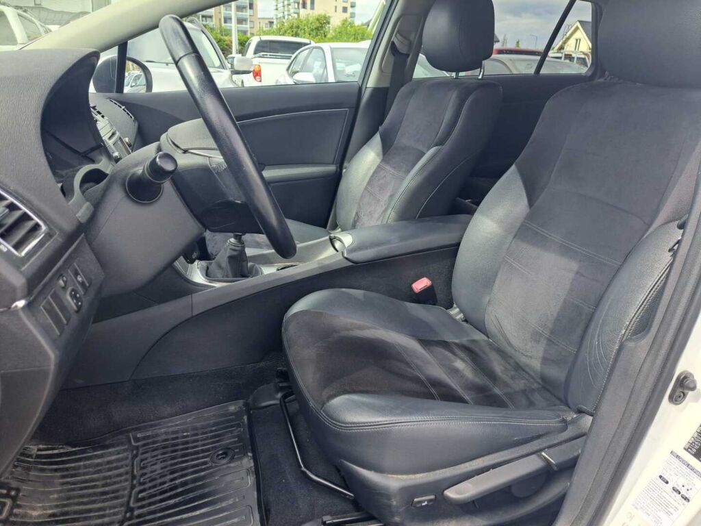 Toyota Avensis 2013 Valkoinen