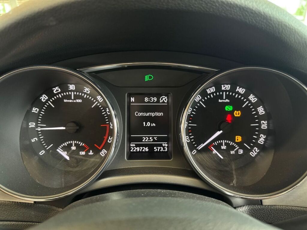 Skoda Superb 2013 Musta