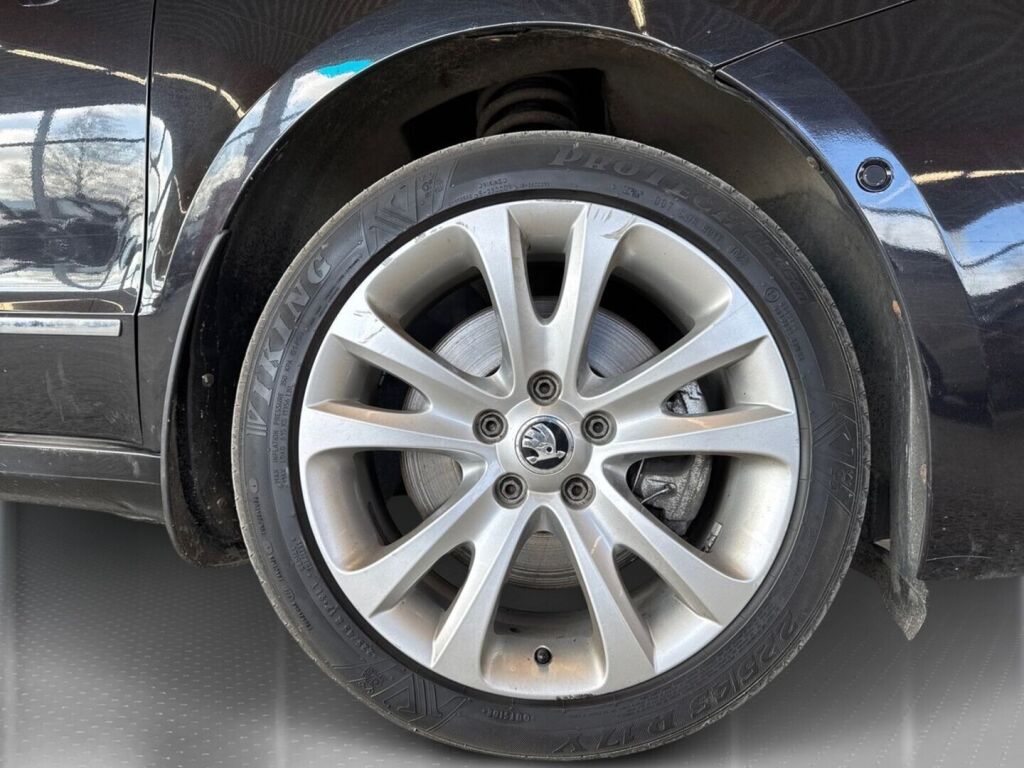 Skoda Superb 2013 Musta