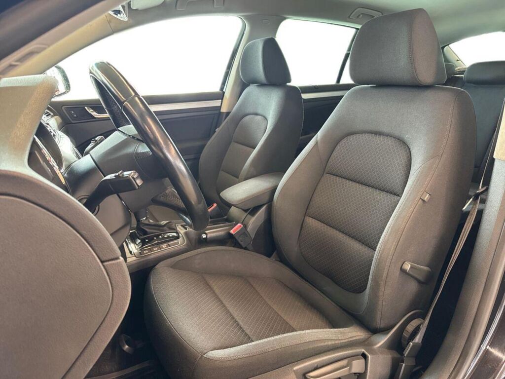 Skoda Superb 2013 Musta