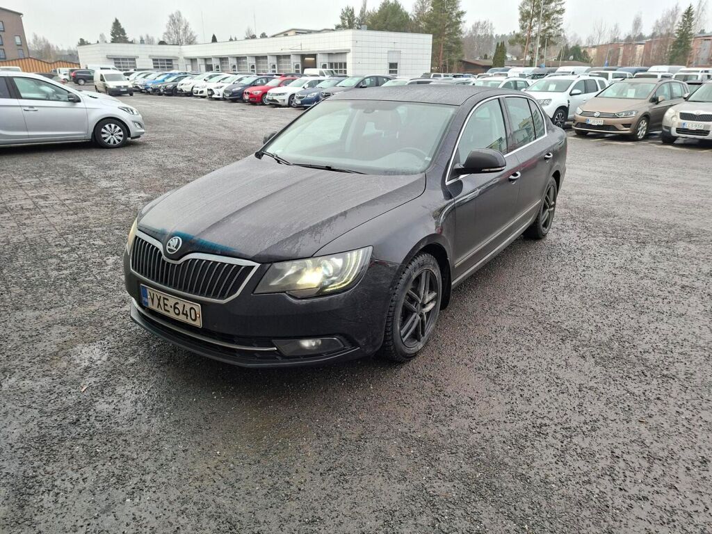 Skoda Superb 2013 Musta