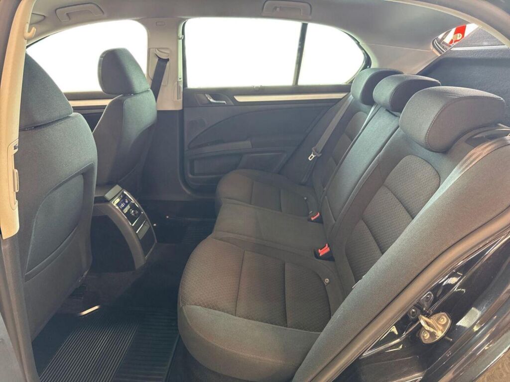 Skoda Superb 2013 Musta