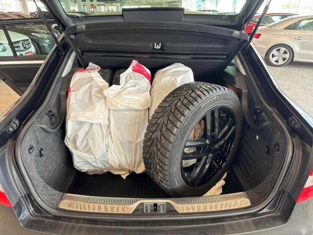 Skoda Superb 2013 Musta