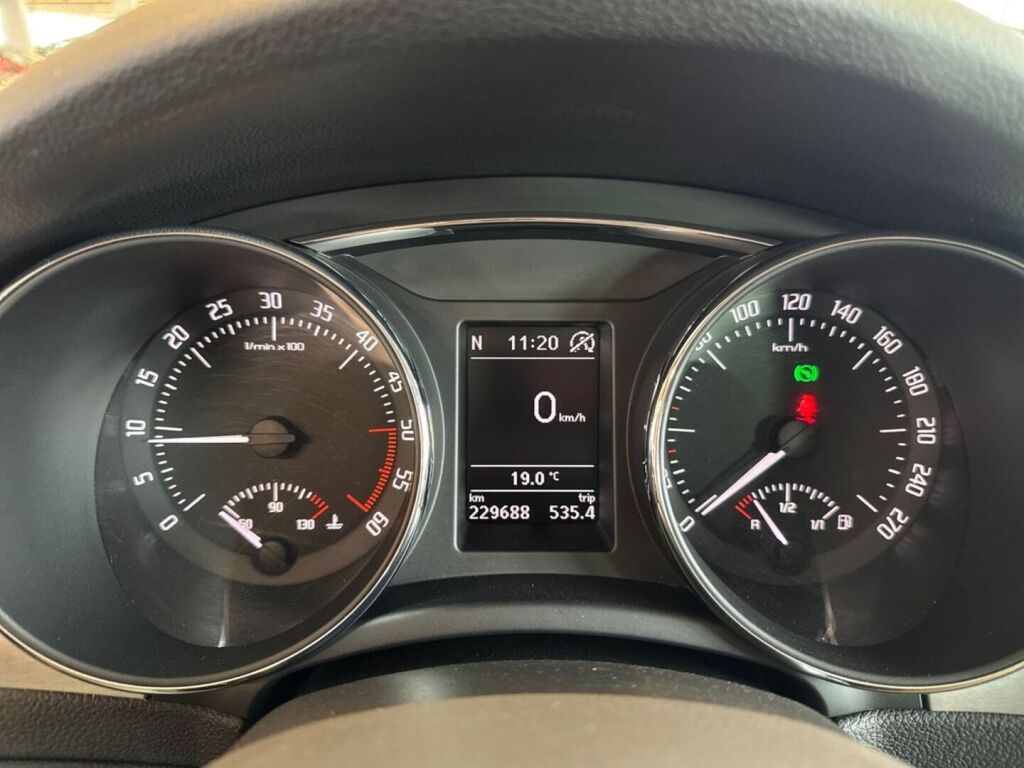 Skoda Superb 2013 Musta