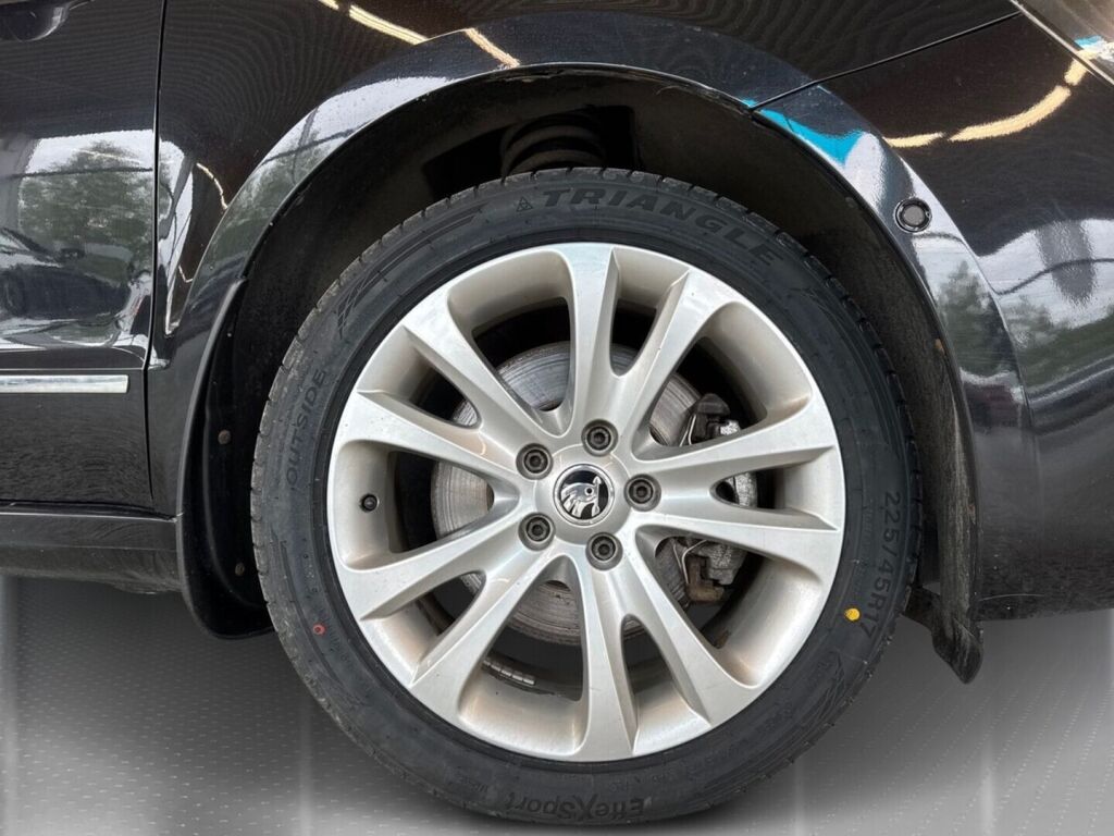 Skoda Superb 2013 Musta