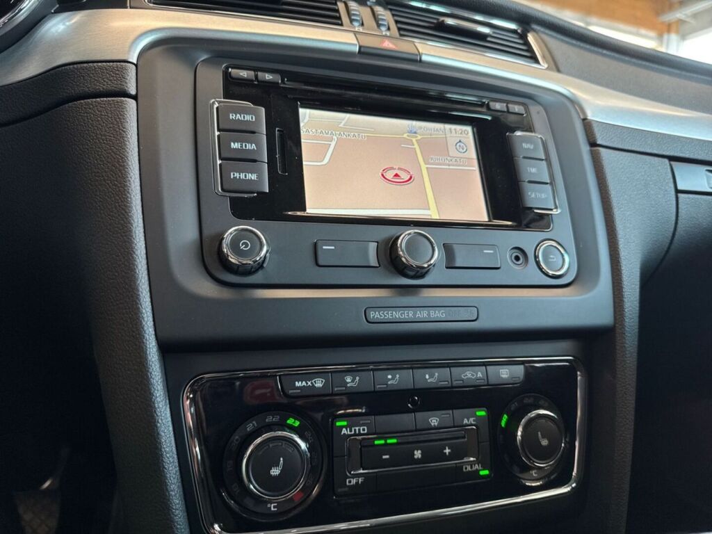 Skoda Superb 2013 Musta