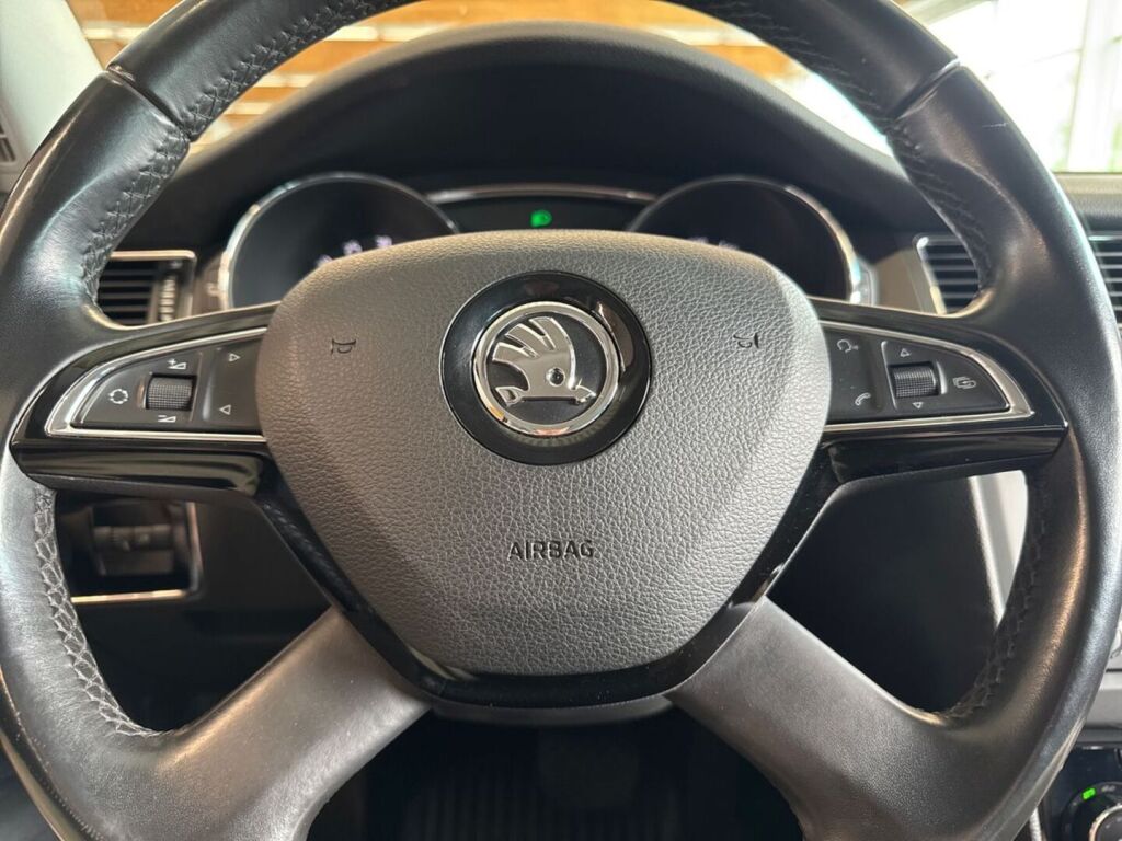 Skoda Superb 2013 Musta
