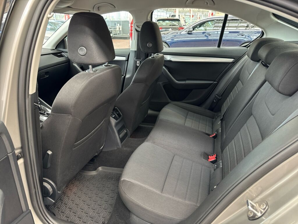 Skoda Octavia 2013 Ruskea (beige)