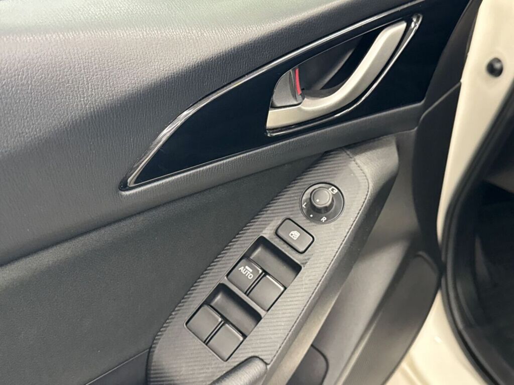 Mazda Mazda3 2015 Valkoinen