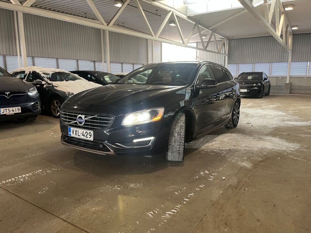 Volvo V60 2014 Musta