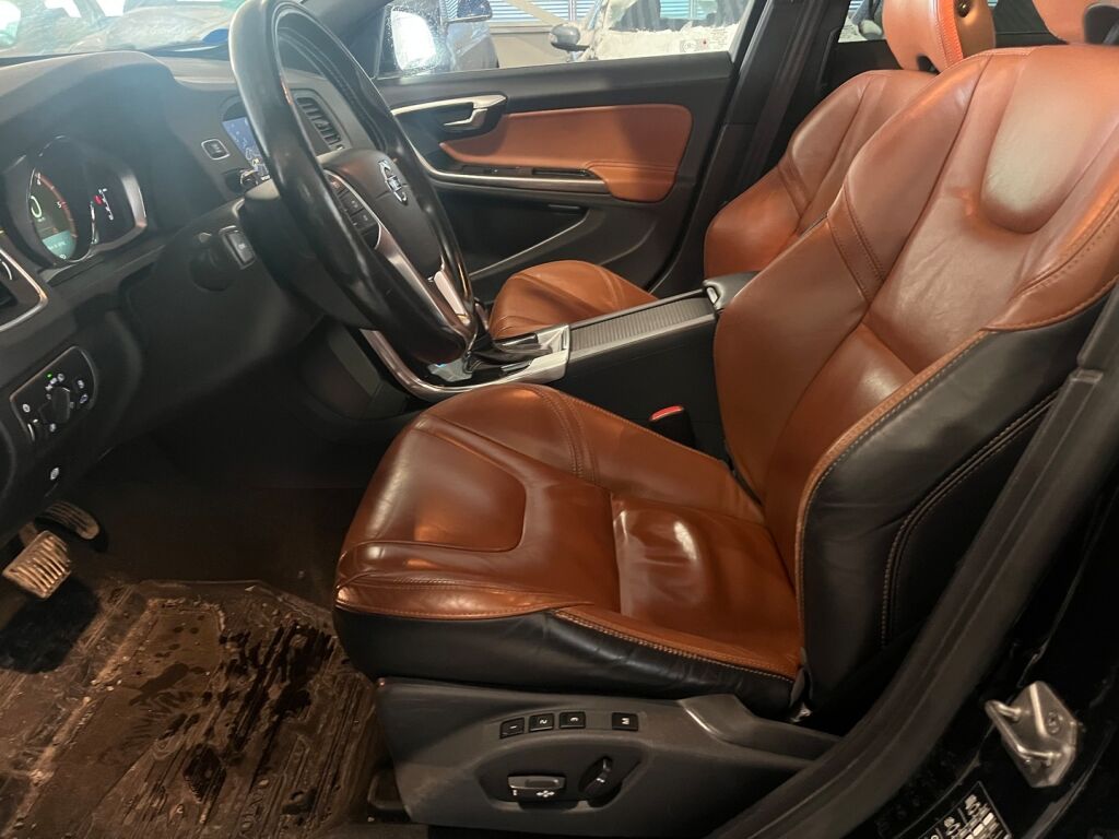 Volvo V60 2014 Musta