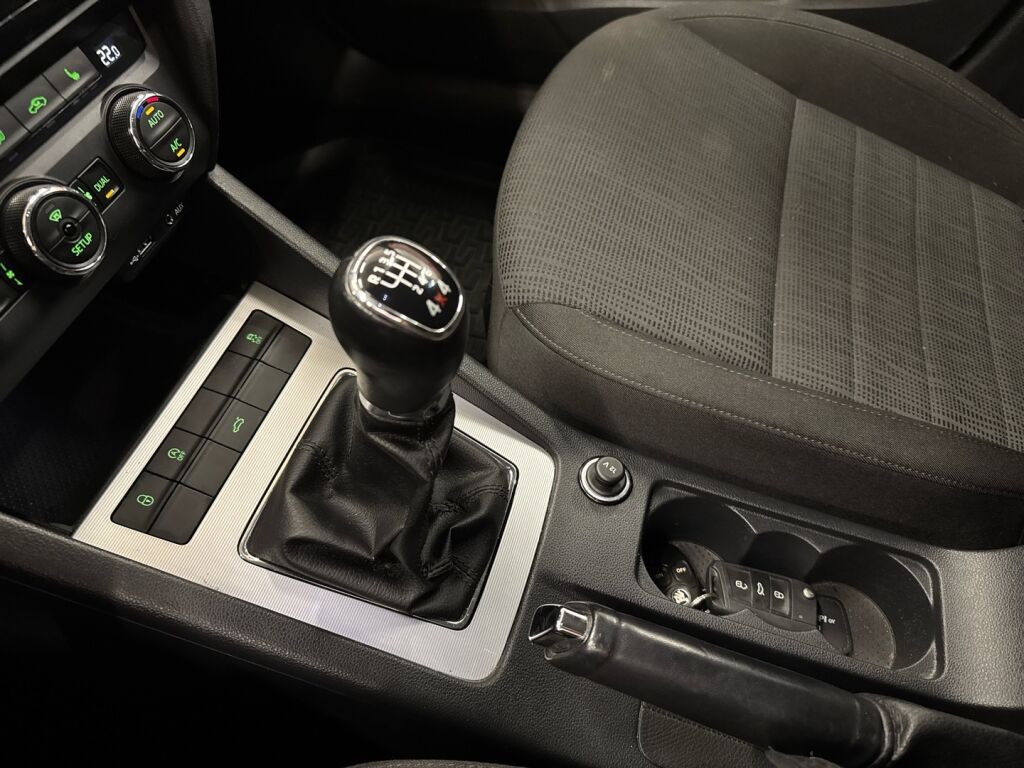 Skoda Octavia 2014 Ruskea (beige)