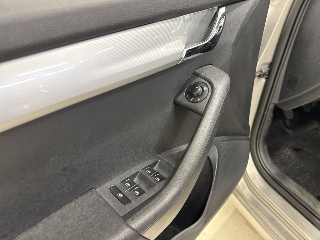 Skoda Octavia 2014 Ruskea (beige)