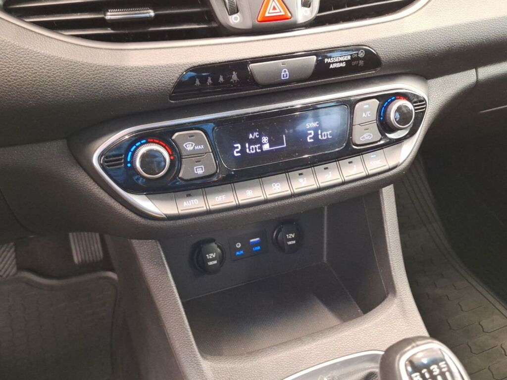 Hyundai i30 Fastback 2018 Musta