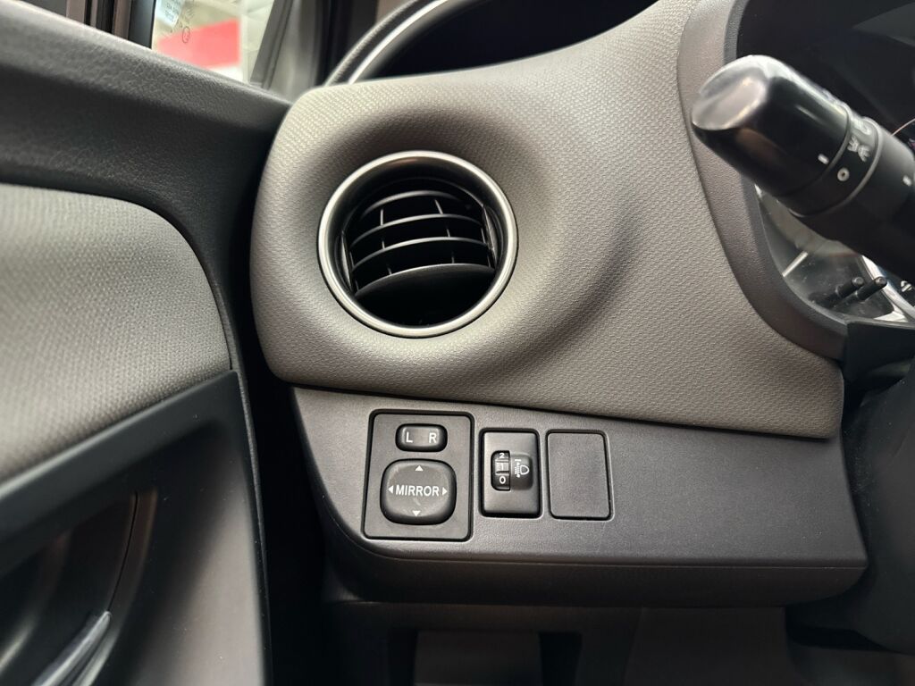 Toyota Yaris 2014 Ruskea (beige)